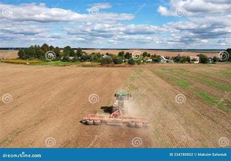 Trator Cultivador De Discos Em Campo De Cultivo Solos Agrícolas