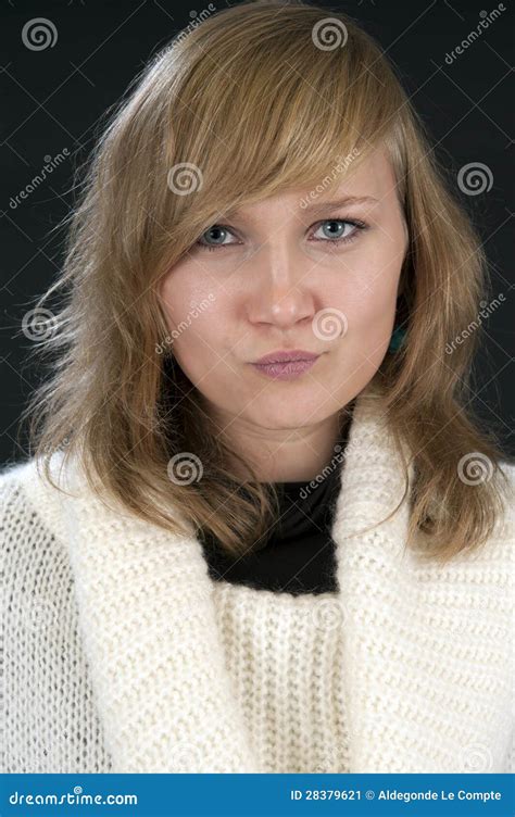 Verticale D Une Jeune Femme Blonde Effectuant Des Visages Image Stock Image Du Malheureux