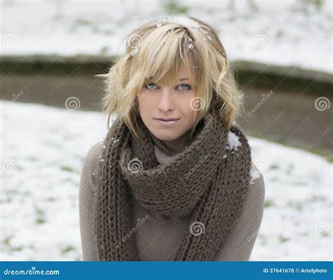 Attraktive Blonde Junge Frau Mit Wollschal Stockfoto Bild Von B Ume Winter