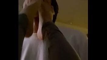 Esclavo adora los pies de su ama asiática XVIDEOS