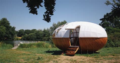 «За город с комфортом»: Мобильная капсула с кроватью для романтических ...