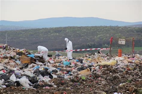 Bebelu G Sit Mort La Groapa De Gunoi Din Oravi A Trupul Micu Ei