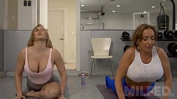 Las MILF en el GIMNASIO están CALIENTES Milfed XNXX