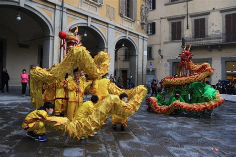 Il Capodanno Cinese Accende Di Colori Il Centro Storico Foto Il Tirreno