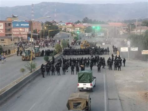 Persisten Puntos De Bloqueo En Bolivia Y La Polic A Intenta Despejar