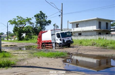 Caminh O Da Coleta De Lixo Fica Atolado Em Rua No Nereidas