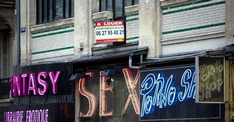 Il S Endort Dans La Cabine Du Sex Shop