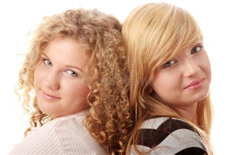 Twee Mooie Blonde Tienermeisjes Stock Afbeelding Image Of Gelukkig