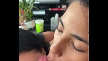 2 Azadas Calientes Compartiendo Una Polla XVIDEOS