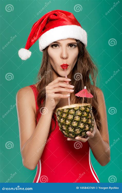 Frau Im Bikini Trinkt Sommercocktail in Der Ananas Stockbild Bild von frech brünette
