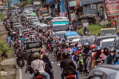 Kepadatan Arus Lalu Lintas Di Jalur Puncak Bogor Antara Foto