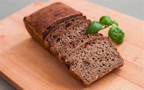 Черный хлеб: калорийность на 100 грамм, в 1 куске, польза, вред ...