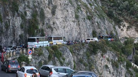 Costiera Amalfitana Torna Il Traffico Infernale Praiano E Agerola