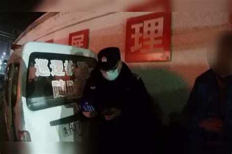 【山东】男子酒驾被查自掴耳光，民警一查竟是网上逃犯