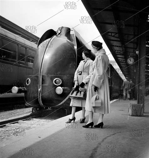 Locomotive aérodynamique Paris gare de Lyon 1937