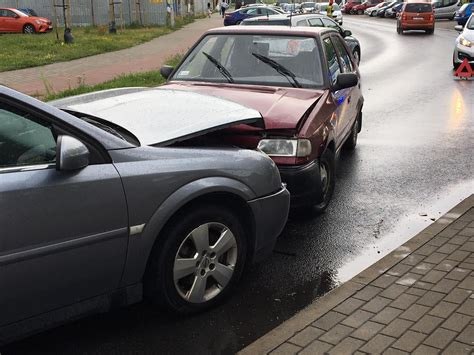 Wypadek Przy Ulicy Portowej W Grudzi Dzu Zderzy Y Si Dwa Auta Osobowe