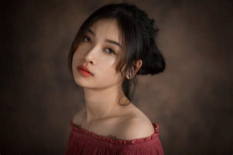 Hot girl chăn gà bỗng nổi như cồn vì quá xinh đẹp