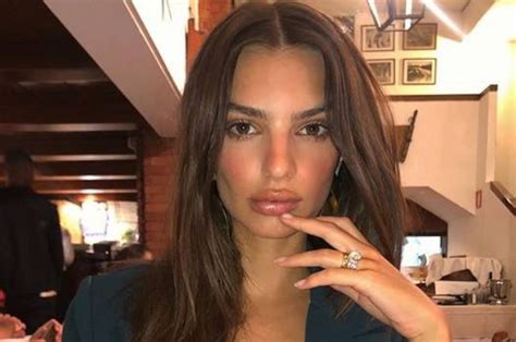 Farándula Las fotos en bikini de Emily Ratajkowski en las playas de Cartagena