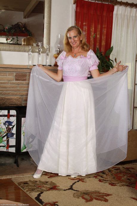 Mature BBW Ray Lynn Shows Off Her Big Ass Her Big Tits In A Solo