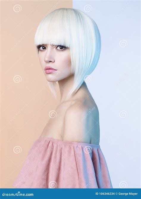 Belle Blonde De Mode Avec La Coupe De Cheveux Courte Photo Stock Image Du Beau Mod Le
