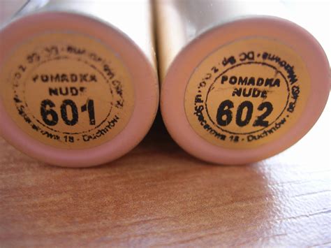 Alice InWonderland Pomadki Do Ust W Odcieniu Nude