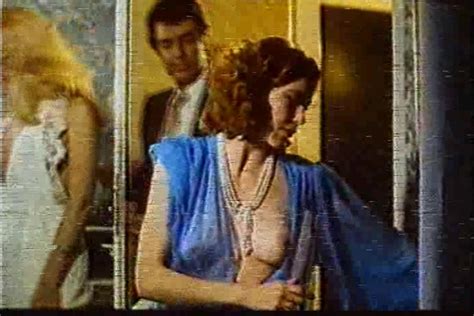 Naked Raquel Evans in La basura está en el ático
