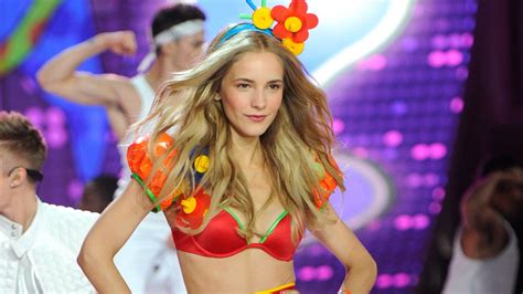 Ex Victorias Secret Models Say They Had To Wear Toys Balloons As