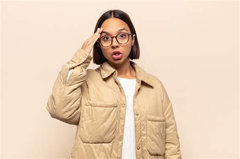 Joven Mujer Latina Que Parece Feliz Asombrada Y Sorprendida Sonriendo Y D Ndose Cuenta De
