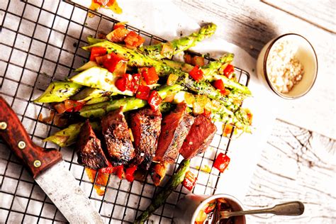 Entrecote Met Gegrilde Groene Asperges En Paprikasalsa Lindenhoff