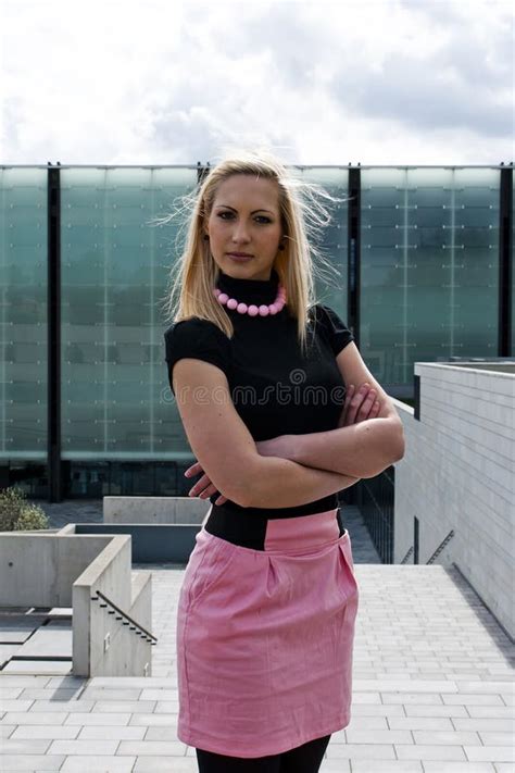 Het Meisje Van De Blonde Het Stellen Stock Afbeelding Image Of Bureau Blond