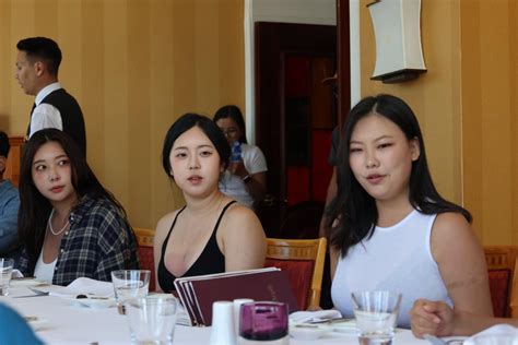 БОАЖ-ын сайд Б.Бат-Эрдэнэ БНСУ-ын plus size моделиудыг хүлээн авч уулзлаа