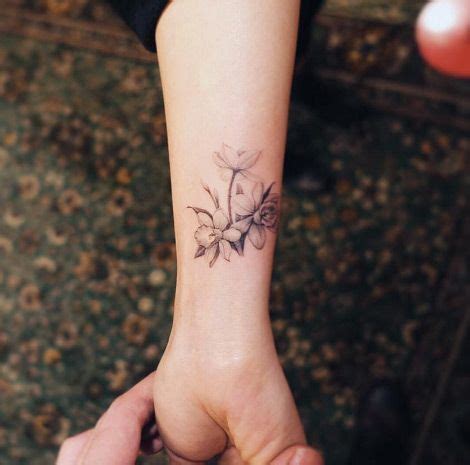 Flower wrist tattoo | Wrist tattoos for women, Tiny wrist tattoos, Cool ...
