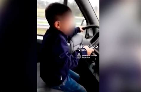 Obligó A Su Hijo De 7 Años A Manejar Un Camión En Plena Autopista La