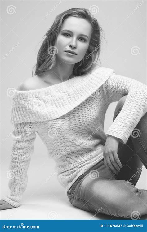 Belle Jeune Fille Posant Et S Asseyant Sur Le Fond Blanc Image Stock Image Du Blonde Tony