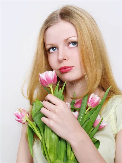 De Jonge Vrouwen Van De Blonde Met Roze Tulpen Stock Afbeelding Image Of Naughty Vers 13353843
