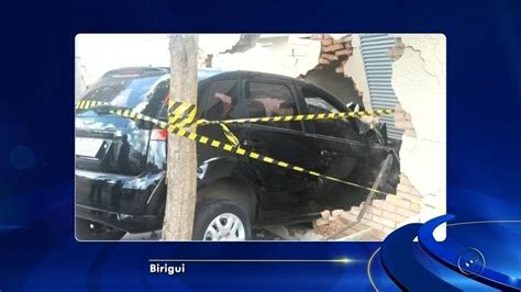 Muro Fica Destru Do Ap S Carro Atingir Casa Em Birigui S O Jos Do