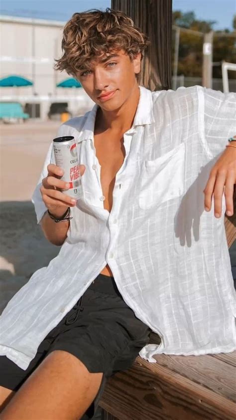 The Summer I Turned Pretty Jeremiah Hot Actors Cute Celebrity Guys Cute Celebrities