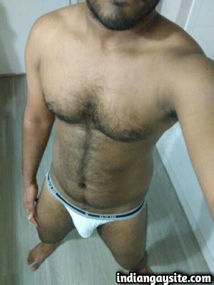 Naked Desi Hunk Exposing His Super Hot Ass Indian Gay Site