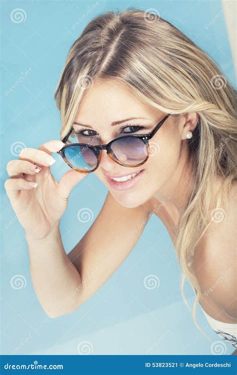 Belle Fille Blonde De Sourire Avec Des Lunettes De Soleil Dans La Piscine Image Stock Image Du