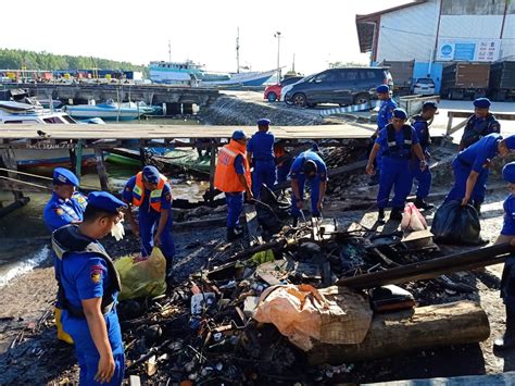 Aparat Di Balikpapan Angkut Sampah Plastik Ton