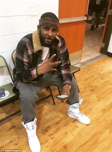 R Kelly S Teen Lover Sues Him For Forced Sex And Giving Her Herpes Daily Mail Online