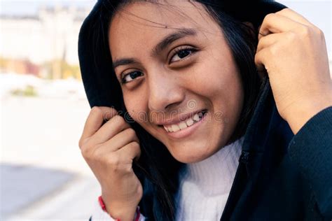 Retrato De Primer Plano Extremo De Una Joven Latina Sonriendo Foto De Archivo Imagen De Hembra