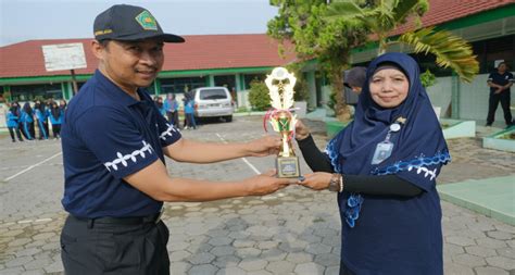 Guru Mtsn Kulon Progo Annurrahman Serahkan Trophy Kejuaraan Mts