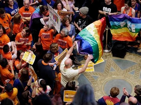 Memoria de lucha y acción colectiva por la vida digna en América Latina BETWEEN LGBT