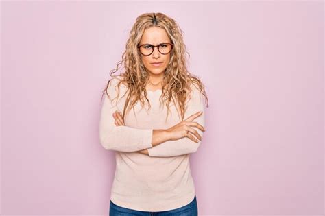 Jeune Belle Femme Blonde Portant Un Pull D Contract Et Des Lunettes Sur Fond Rose Expression