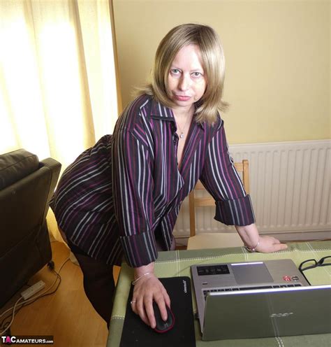 Mature Amateur Posh Sophia Exposes Her Saggy Boobs In Nylons CoedCherry