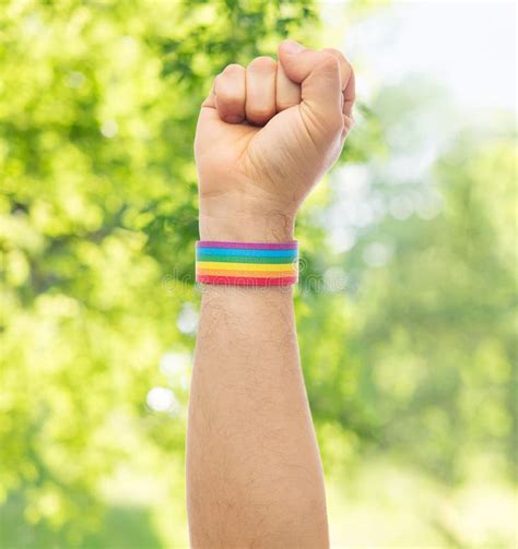 La Mano Con Pulsera Del Arco Iris Del Orgullo Gay Muestra El Pu O
