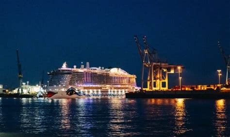 Große Show zur Taufe der AIDAcosma in Hamburg Crucero