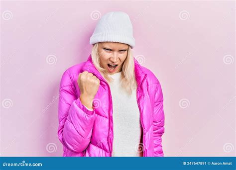 Belle Femme Blonde Caucasienne Portant Chapeau De Laine Et Manteau D hiver En Colère Et Fou
