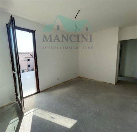 Vendita Appartamento Jesi Quadrilocale In Via Santa Maria 18 Buono